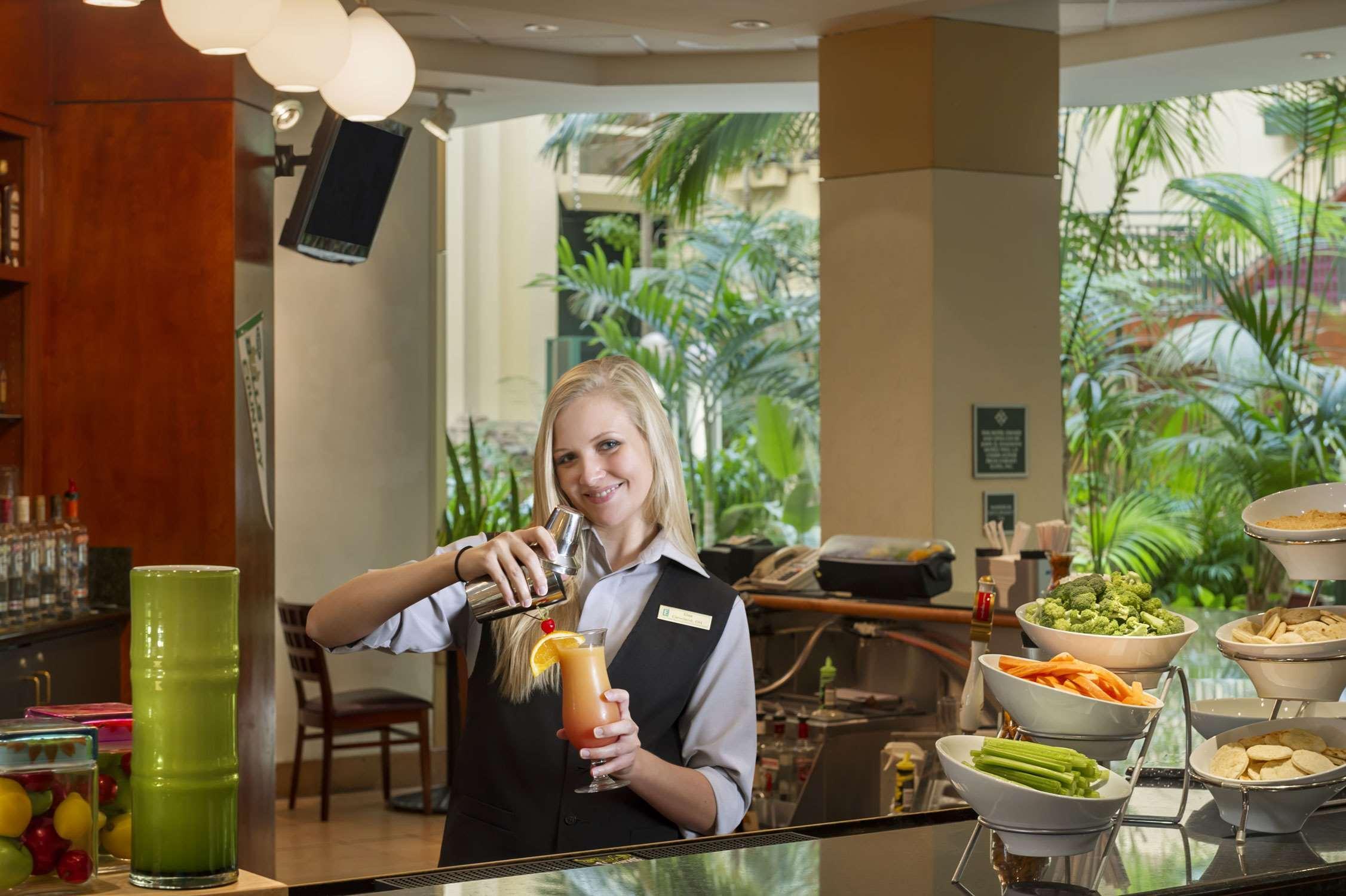 Embassy Suites By Hilton Tampa Usf Near Busch Gardens Restoran gambar